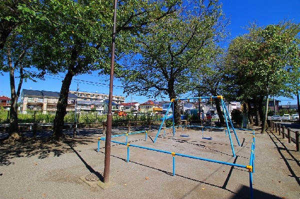 中野島第3公園(ブランコ、砂場、滑り台、ジャングルジムのある公園です。見通しもよく安全な公園です。)
