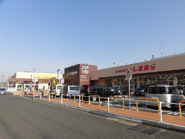 いなげや・しまむら登戸店(衣料品チェーン国内２位のしまむら、全都道府県に店舗をもつ。お買い求めやすい衣料品が品数豊富に取りそろいます。)