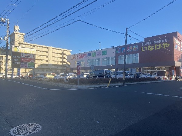 しまむら川崎京町店　(店内には流行をとらえた服のほか、靴下や下着など生活必需衣料も取り揃えられており、どれも安価で購入できる。)