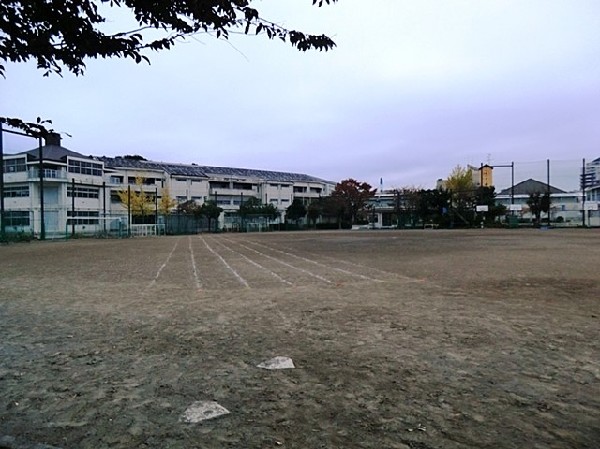 茅ケ崎中学校(学校教育目標：人との和を保ち　人格の完成と理想の追求を目指すとともに社会に貢献できる人の育成を目指します)