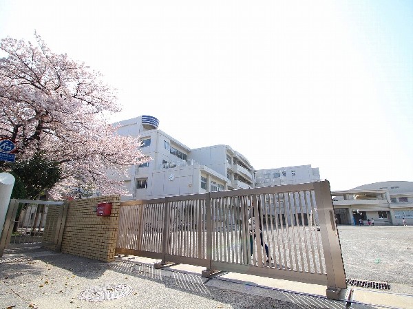 下田小学校(小中一貫教育を推進している小学校。義務教育9年間の学習指導と生活指導の円滑な接続が図れるよう、中学校 区を基本として推進しています。)