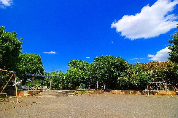 下田町四丁目公園(遊具も揃った明るく大きな公園です。平日の午後や休日は子供たちで賑わっていて、楽しそうな声が聞こえてきます。)
