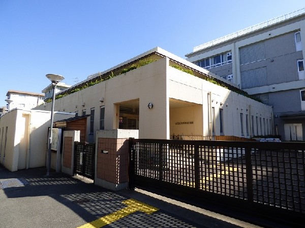 たちばな中央保育園(川崎市の認可保育園。対象は0歳～5歳で定員90名です。祝祭日を除く月曜～土曜で7時～20時まで預かってくれます。)