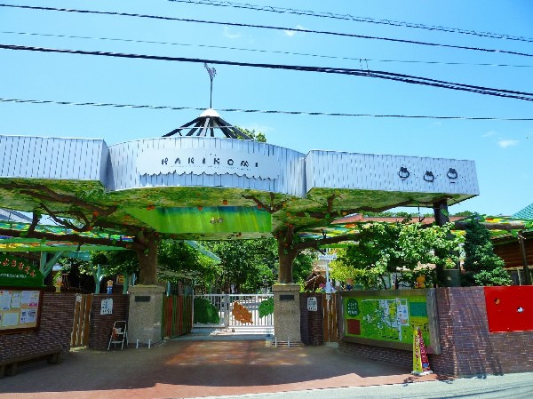柿の実幼稚園(《丈夫な体、良い頭、良い心》《みんな仲良く遊ぶ子ども》《人生に必要な知恵は、すべて幼稚園の砂場で学んだ。》)
