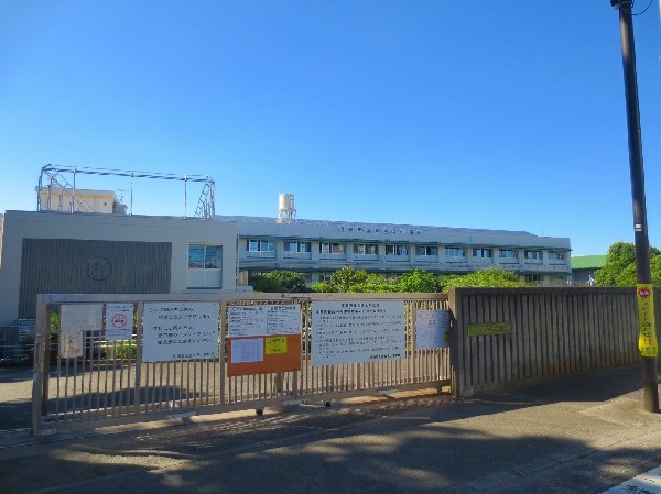 西丸子小学校(お子様が一日の中でも長い時間を過ごす小学校。どんどん成長していくお子様の姿が目に浮かびます。)