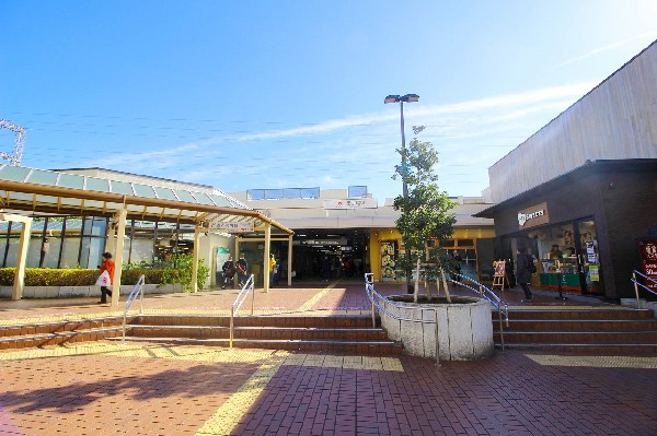 市ヶ尾駅(4階建ての商業ビル「エトモ」と一体化されていてバスターミナルやタクシー乗り場がある駅で、河口湖駅行のバスなどもあります。)