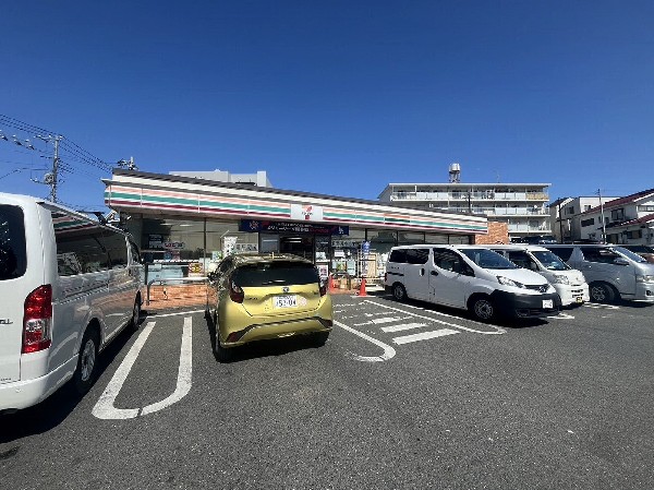 セブンイレブン横浜田奈駅東店(セブンミールは大好評です。今や公共料金の支払いや宅配など、色々な用途があるコンビニは必須ですね。)