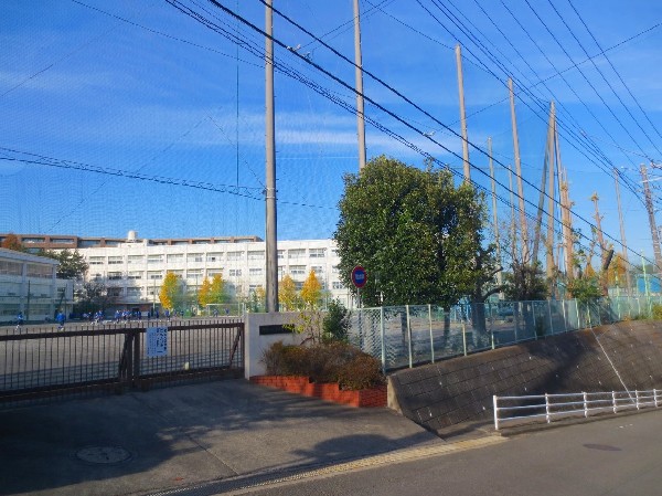 青葉台中学校(小学校よりもより長い時間を過ごす中学校。成長していくお子様の姿が目に浮かびます。この学校で過ごす時間はお子様にとって大切な思い出になる。)