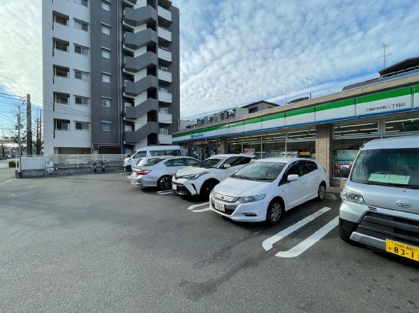 ファミリーマート川崎川中島二丁目店(いまや買物だけではなく、日常生活に深く関係する最重要施設としてなりつつある。やっぱり近いと嬉しい。)