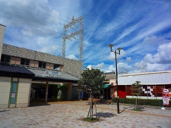 宮崎台駅　(駅前には、深夜まで営業のスーパーなどがあり、帰宅時の買物にとても便利。駅前にはサクラ並木もあり、洗練された田園都市線沿線らしい風景が広がる。)
