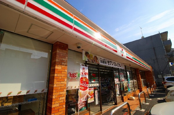 セブンイレブン川崎長沢4丁目店　(セブンミールは大好評です。今や公共料金の支払いや宅配など、色々な用途があるコンビニは必須ですね。)