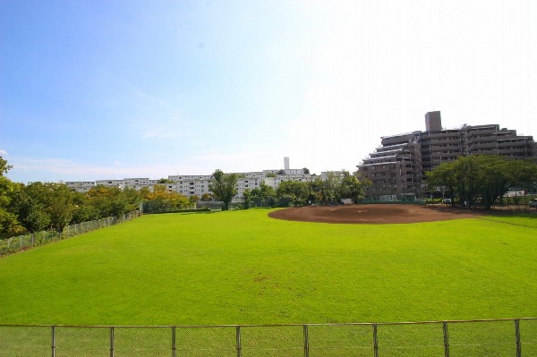 鶴川中央公園(園内には、約2000平方メートルある広場や大小さまざまな遊具、スポーツ施設、花壇などがあり、訪れる人々を楽しませてくれます。)