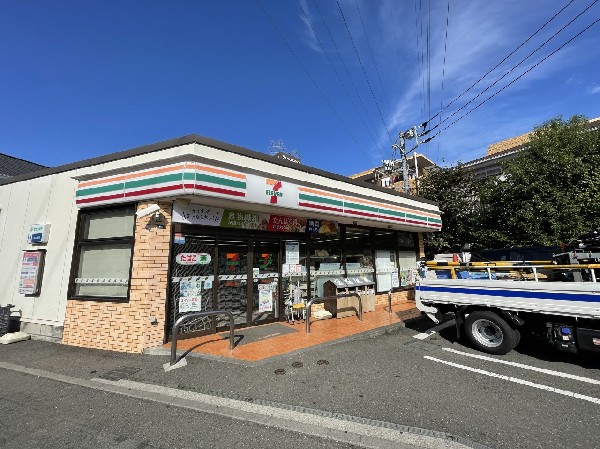 セブンイレブン横浜北寺尾7丁目店(～近くて便利～新商品やキャンペーン等だけでなく、宅配便、切手、ATM等様々なサービスが充実のコンビニエンスストア。)