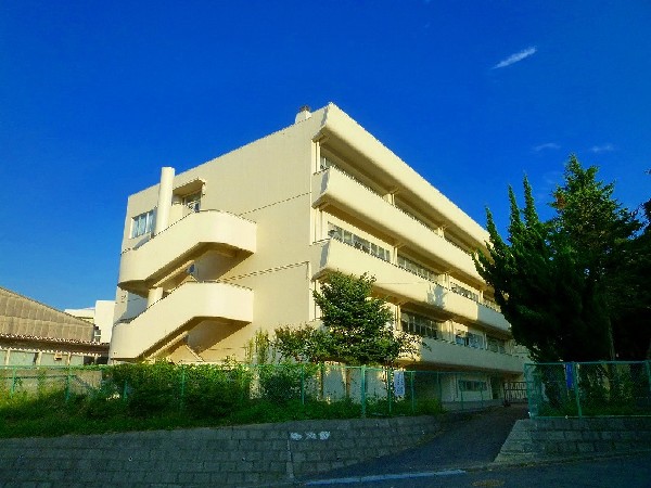 上の宮中学校(上の宮1　　成長の過程でより濃い時間を過ごす3年間。ここで過ごす時間は、お子様にとって、とても大切な思い出となるはずです。)