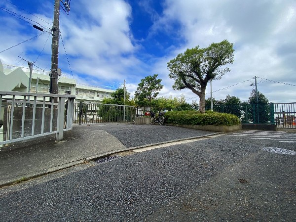 新田小学校(児童数は約600人。教育目標は「互いを思いやり、認め合って、自分の生き方を創り出すことができるようにします」。)