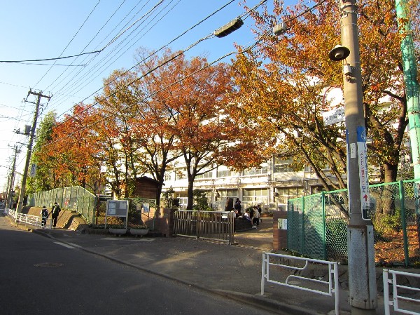 樽町中学校 (確かな学力、豊かな心、健やかな体、公共心と社会参画意識、国際社会に寄与する開かれた心、を磨いていく)