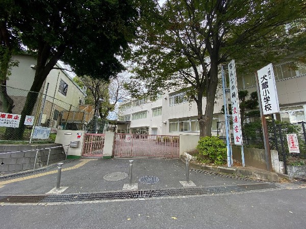 犬蔵小学校(緑の丘に包まれた自然豊かな環境の中で、44年の歴史を刻んできた犬蔵小学校。現在、1100人を超える児童が、のびのびと学校生活を送っています。)