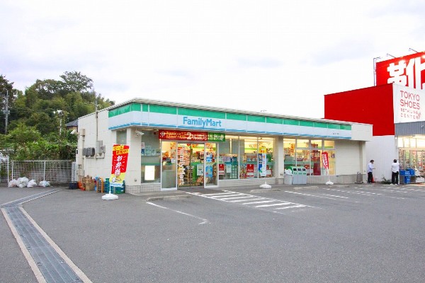 ファミリーマート水沢3丁目店(コンビニが近いのは何かと助かります。いまや買物だけではなく、行政、銀行、民間サービス等、日常生活に深く関係する最重要施設。)