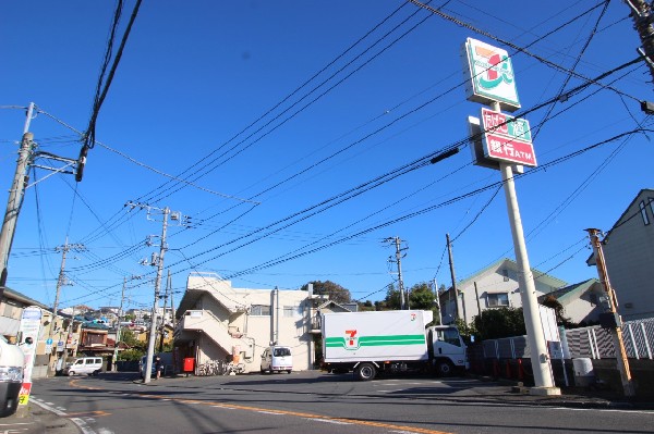 セブンイレブン横浜鉄町店(今や公共料金の支払いや宅配、チケット関連の予約など、色々な用途があるコンビニは必須ですね！)