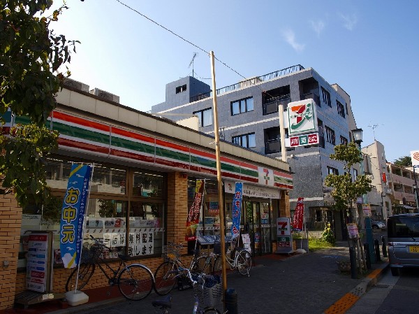 セブンイレブン玉川学園2丁目店(セブンミールは大好評です。今や公共料金の支払いや宅配など、色々な用途があるコンビニは必須ですね。)