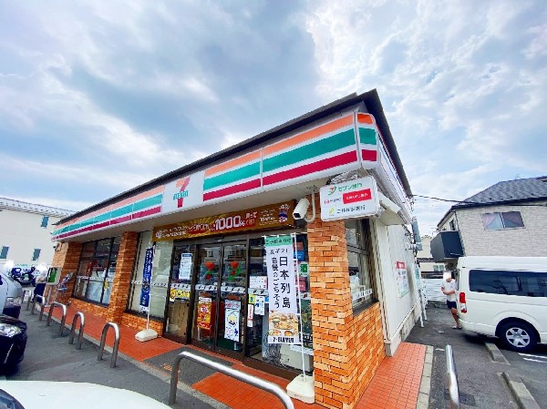 セブンイレブン京王読売ランド前店(セブンミールは大好評です。今や公共料金の支払いや宅配など、色々な用途があるコンビニは必須ですね。)