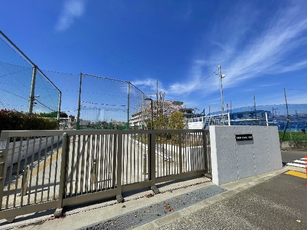 稲城市立稲城第一小学校(明治4年創立の長沼郷学校を母体とする。現在までに1万名をこえる卒業生を送り出し、都内でも長い歴史と伝統を誇る学校です。)