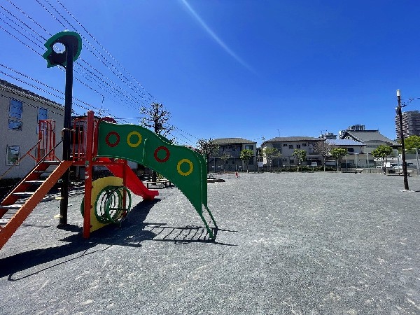 塚越沼ノ上公園(近隣には、公園もあり、青空の下で駆け回ったり、遊具で遊んだり、思い思いの遊びができます。子供たちの元気で楽しそうな声が響き渡ります。　)