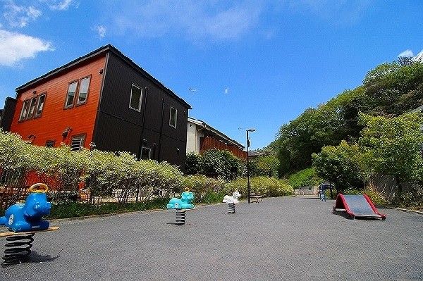 生田やまぼうし公園　(住宅街の一角にある日当たり良い公園。道路より見通しが良く遮る物がないので防犯面でも安心。)