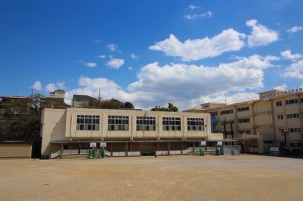 生田小学校(お子様が一日の中でも長い時間を過ごす小学校。のびのびと過ごし、広い校庭で元気に駆け回ったり、どんどん成長していくお子様の姿が目に浮かびます)