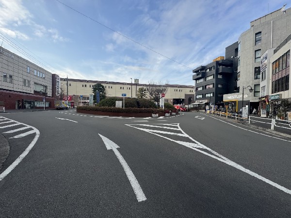 狛江駅(ダイヤ改正により準急も停車するようになり便利に。駅周辺は高架化されており、狛江市の中心です。)