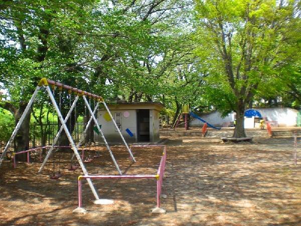 西河原公園(樹木が立ち並び、木漏れ日を愉しめる公園。都会の騒がしさから解放される、大人も癒される落ち着きある空間が広がります。)