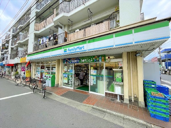 ファミリーマート小田本通り店　(新作スイーツやキャラクターコラボ商品等新しい商品が続々登場。今日はどんな商品と出会えるか楽しみが増えそう。)