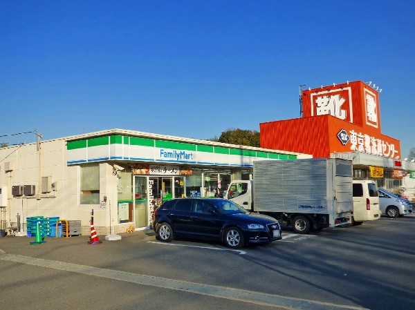ファミリーマート水沢三丁目店(ファミチキをはじめスナックメニューも大人気です。買物だけではなく、日常生活に関係する最重要施設となりつつある。)