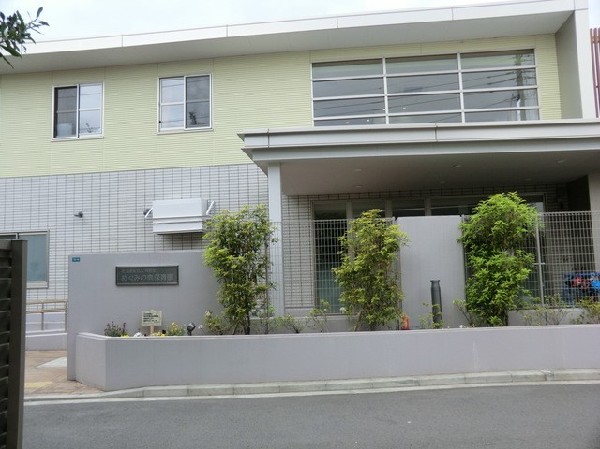 めぐみの森保育園(園舎・園庭から子供たちの元気な声が聞こえてきます。できることが増えていく、お子様の成長が楽しみです。)