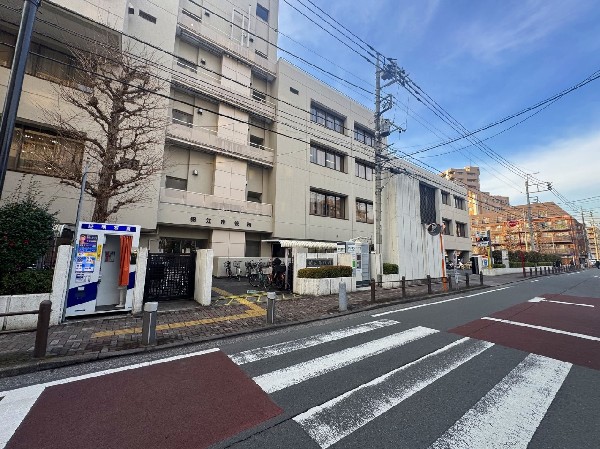 狛江市役所　(引越しや出産、検診、保育園の入園、年金、税金、各種手続き等々、節目で必ず行く必要がある市役所。)