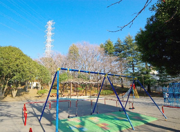 梅が丘第二公園(遊具がたくさんあるので休日は小さいお子様で賑わう公園。近くに公園があるのは子供にとっても嬉しいことです。)