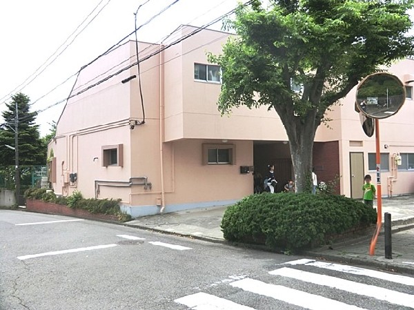 元石川小学校(お子様が一日の中でも長い時間を過ごす小学校。のびのびと過ごし、広い校庭で元気に駆け回ったり、どんどん成長していく姿が目に浮かびます。)