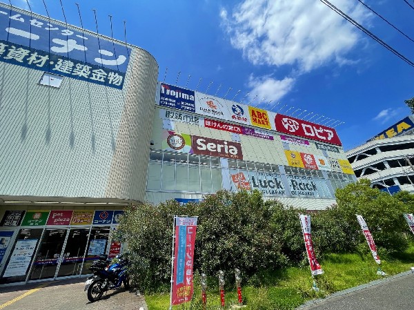 ロピア港北インター店(専門性を活かしたお肉売り場が魅力！メガ盛りパックやジャンボチキンカツなどボリュームある商品も魅力です。)