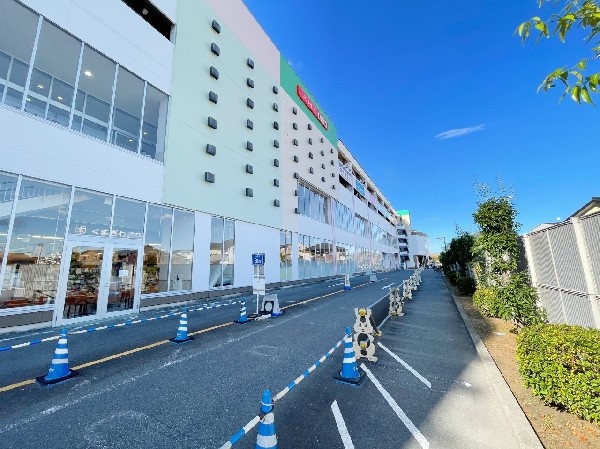 アメリア稲城(スーパー三和、ダイソー、マツキヨ、書店、衣料品店などが入る、ショッピングモールです。駐車場も広く休日のお買い物に便利です。)