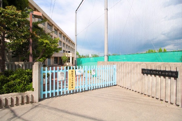 稲城第四中学校(学校教育目標：自ら学び、考え、表現する　他を思いやり、力を合わせる　たくましい気力・体力を養う)