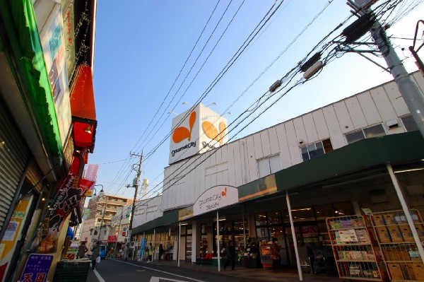 グルメシティ稲城店(通常 7時 から 23時で朝早くからの営業です。駅からも近い立地で使い勝手のよいスーパーです。)