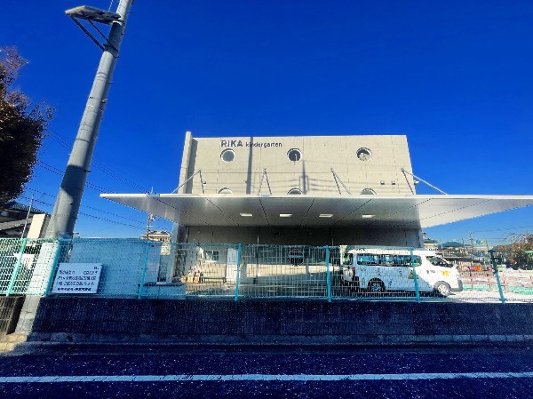 梨花幼稚園(園舎・園庭から子供たちの元気な声が聞こえてきます。できることが増えていく、お子様の成長が楽しみです。)