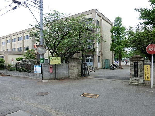 稲城第一小学校(明治4年創立の長沼郷学校を母体とする。現在までに1万名をこえる卒業生を送り出し、都内でも長い歴史と伝統を誇る学校です。)