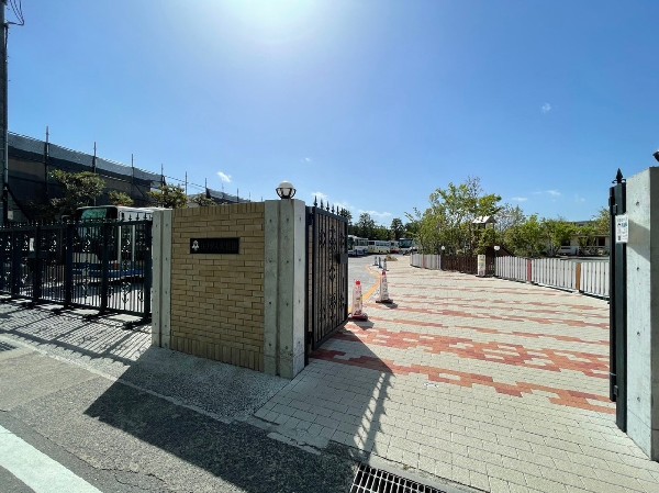 カリタス幼稚園(幼稚園・小学校・中学校・高等学校をそなえた総合学園です。それぞれの成長段階に応じた実践的、体系的なカリキュラムによる一貫教育を行っています。)