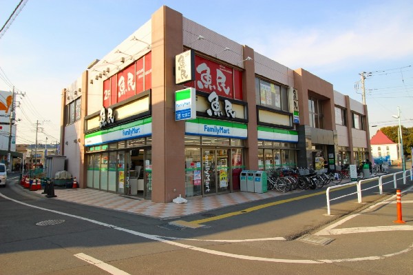 ファミリーマート稲城長沼駅前店(コンビニが近いのは何かと助かります。いまや買物だけではなく、行政、銀行、民間サービス等、日常生活に深く関係する最重要施設。)