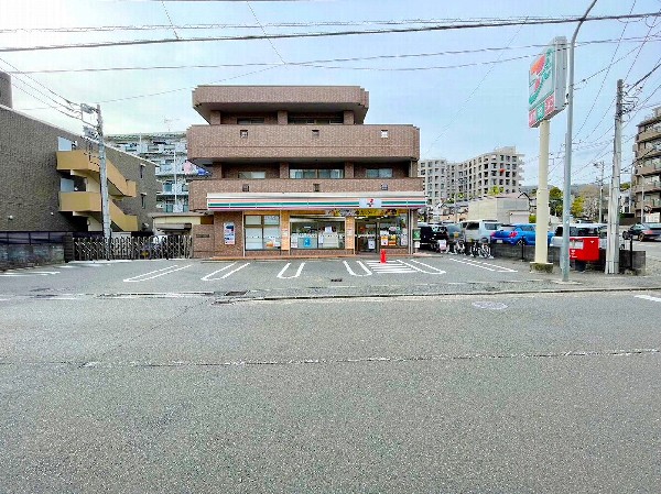 セブンイレブン横浜荏田町店(セブンミール、お弁当に定評のあるセブンイレブン、コンビニエンスの最大手ですね。)