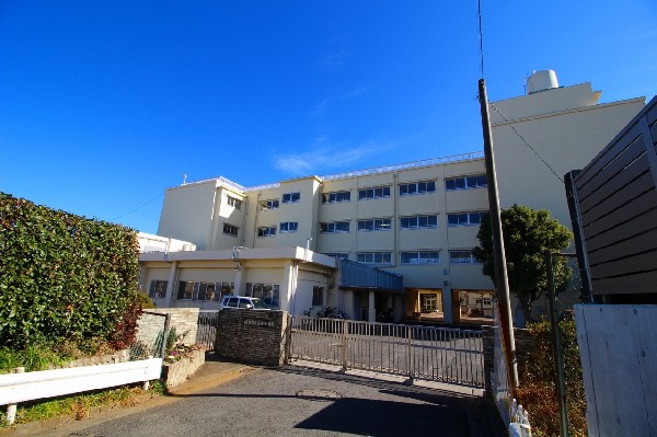 横浜市立荏田小学校(お子様が一日の中でも長い時間を過ごす小学校。のびのびと過ごし、広い校庭で元気に駆け回ったり、どんどん成長していくお子様の姿が目に浮かびます。)