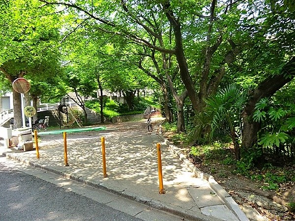 久本公園(川崎市高津区にある住宅街の十分な広さの公園です。昭和後期につくられた第二次ベビーブームのための公園です。遊び場には砂場、複合遊具があります。)