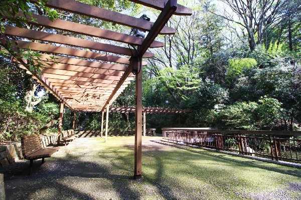 川崎市民プラザ　日本庭園(劇場、プール、体育館、トレーニングルーム、日本庭園、レストラン等、市民の為に様々な施設があります。)