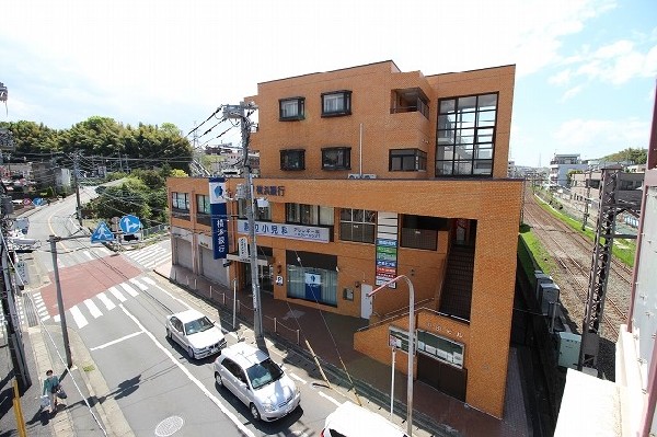 渡辺小児科(小児科、アレルギー科を標榜する医療機関。無料駐車場12台有。診察時間午前9～12時、午後15～18時30分。定期予防接種を取り扱っている医療機関です。)